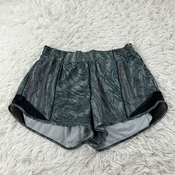Lululemon Hotty Hot Low Rise Short 4" Dimensional Icing Blue Multi / Black - Picture 1 of 5